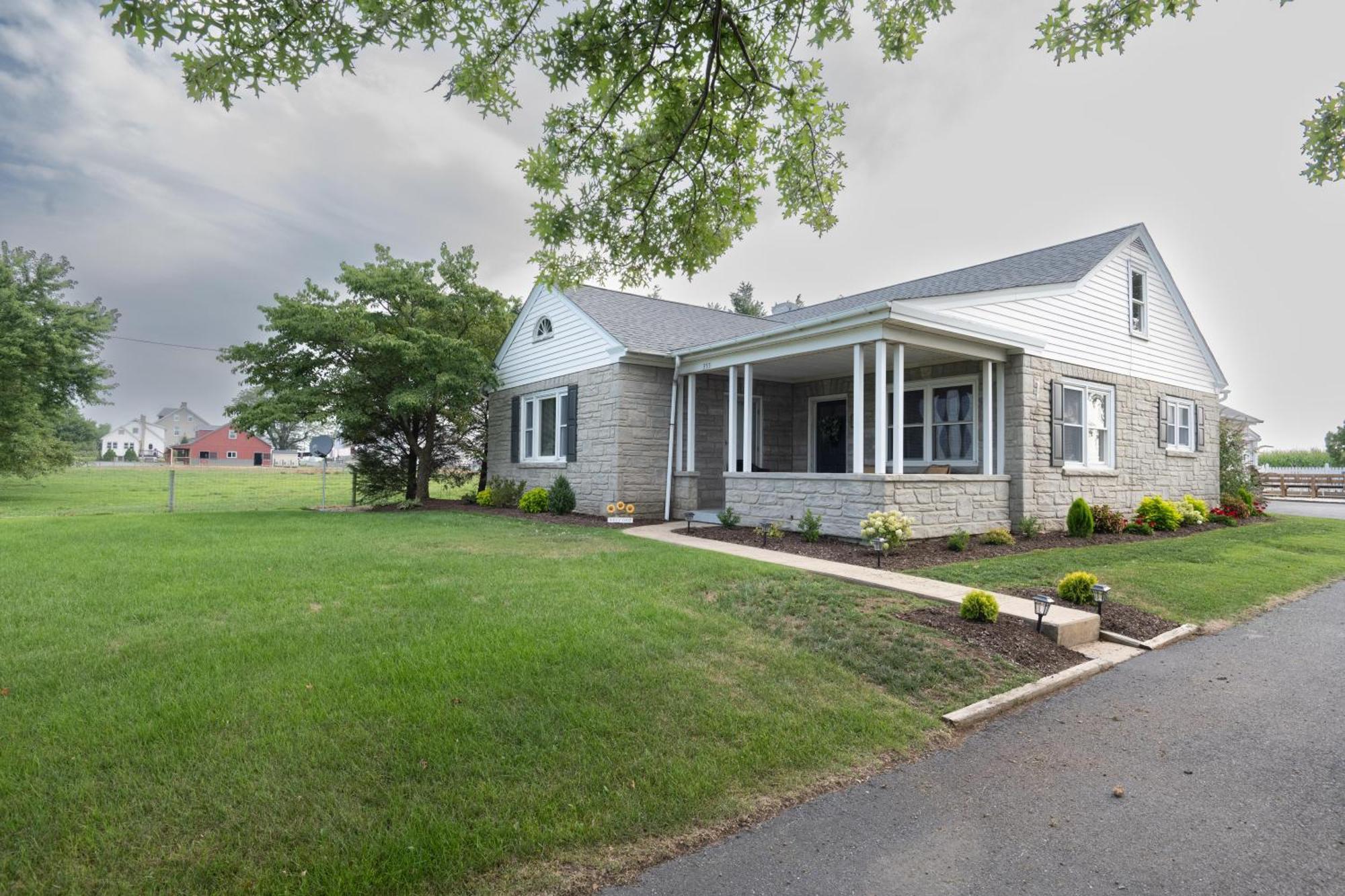 Meadowview Cottage Bird-in-Hand Exterior photo